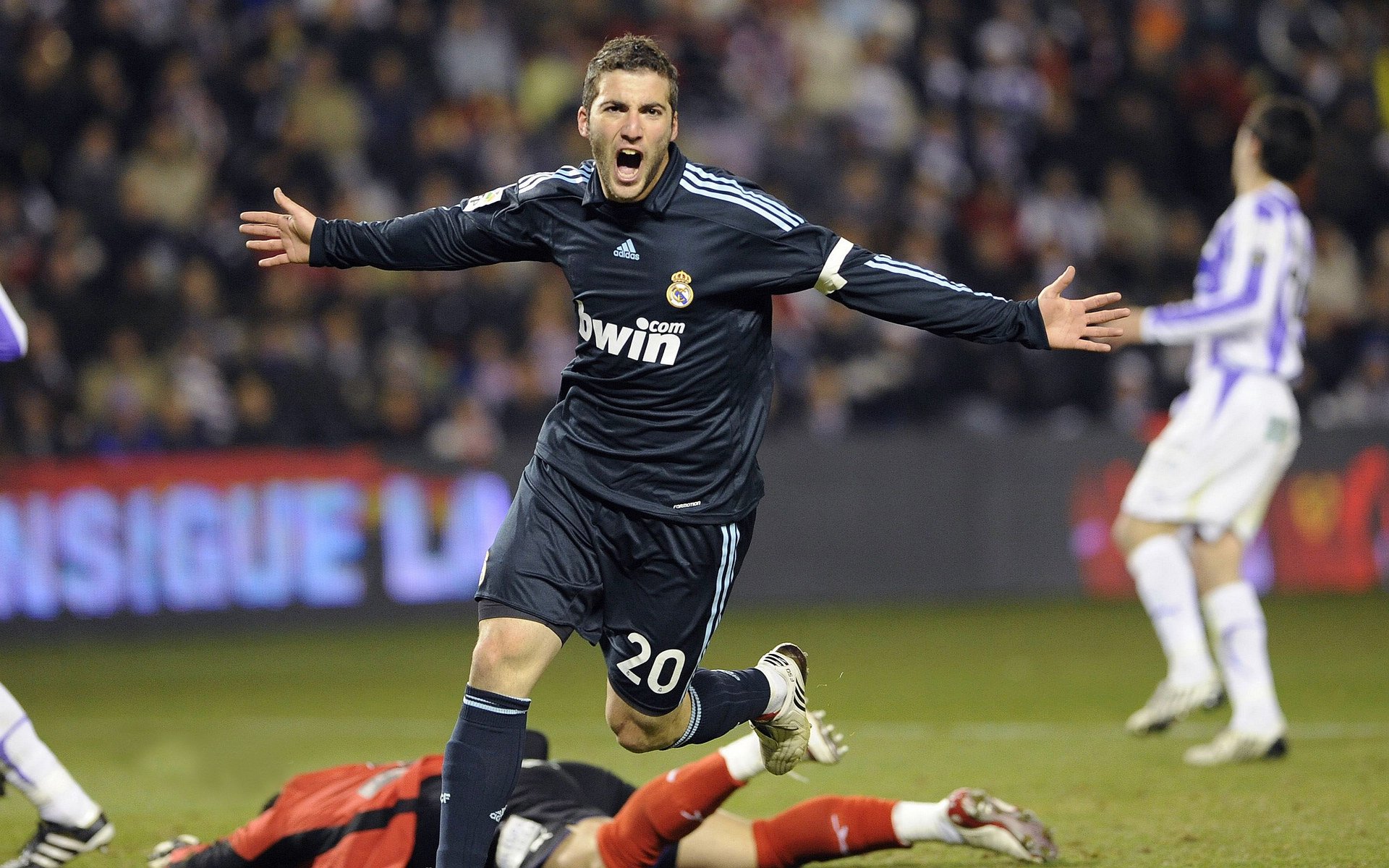 东契奇291110湖人三连胜!里夫斯2611布朗尼空接暴扣维金斯159,东契奇42分pk库里57分